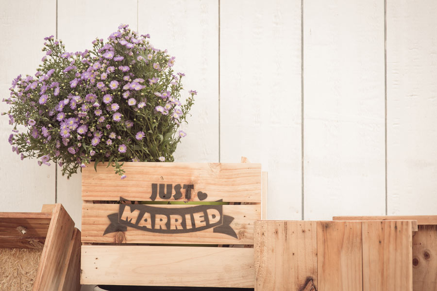 Cassetta di legno "just married" con fiori viola.