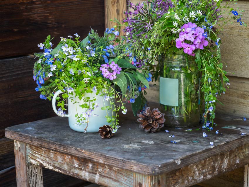 fiori con vasi rustici sotto al portico