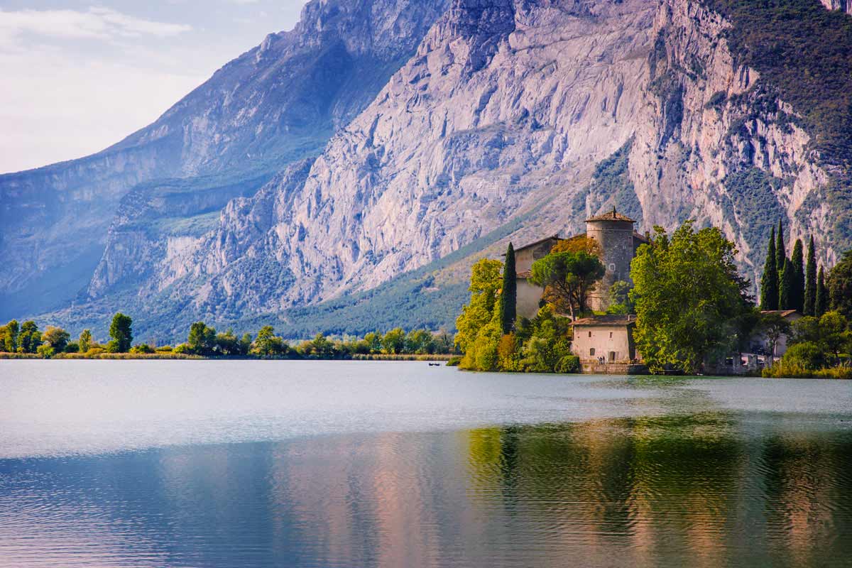 Toblino, castello su lago in Trentino
