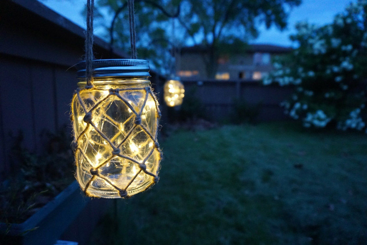 lanterna fai da te in giardino realizzato con un barattolo vetro