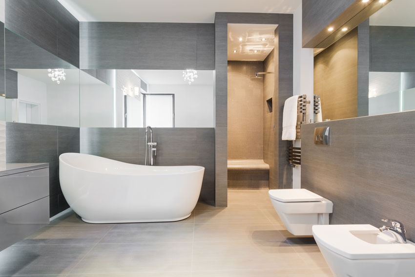 bagno con piastrelle grigie, sanitari bianchi, ideale per un bagno in stile moderno.