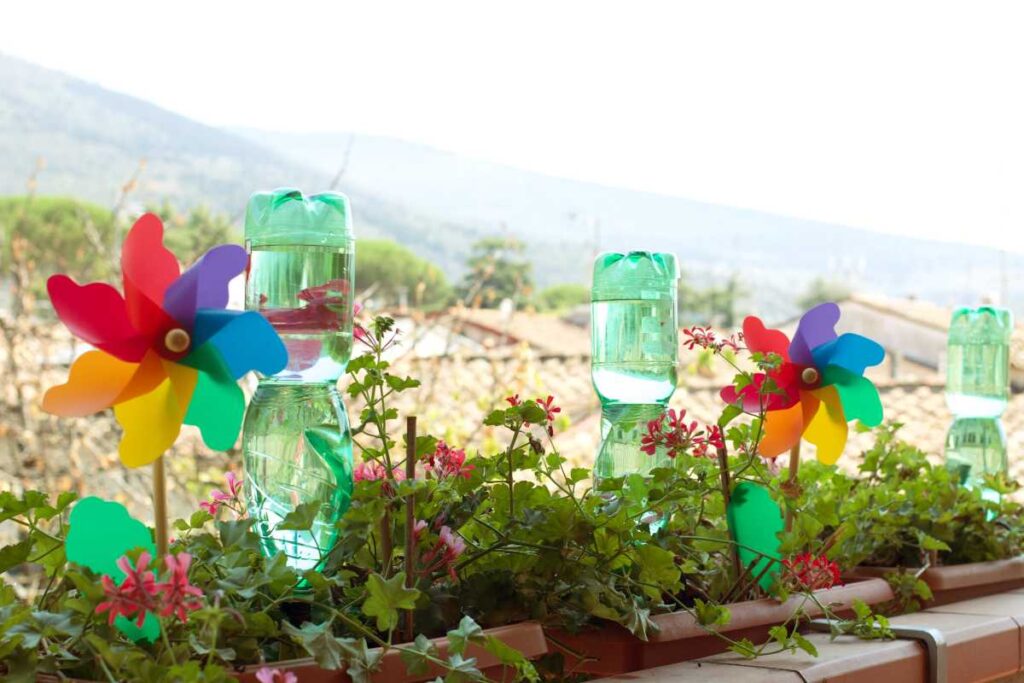 Trasforma le bottiglie di plastica in vasi auto-irriganti