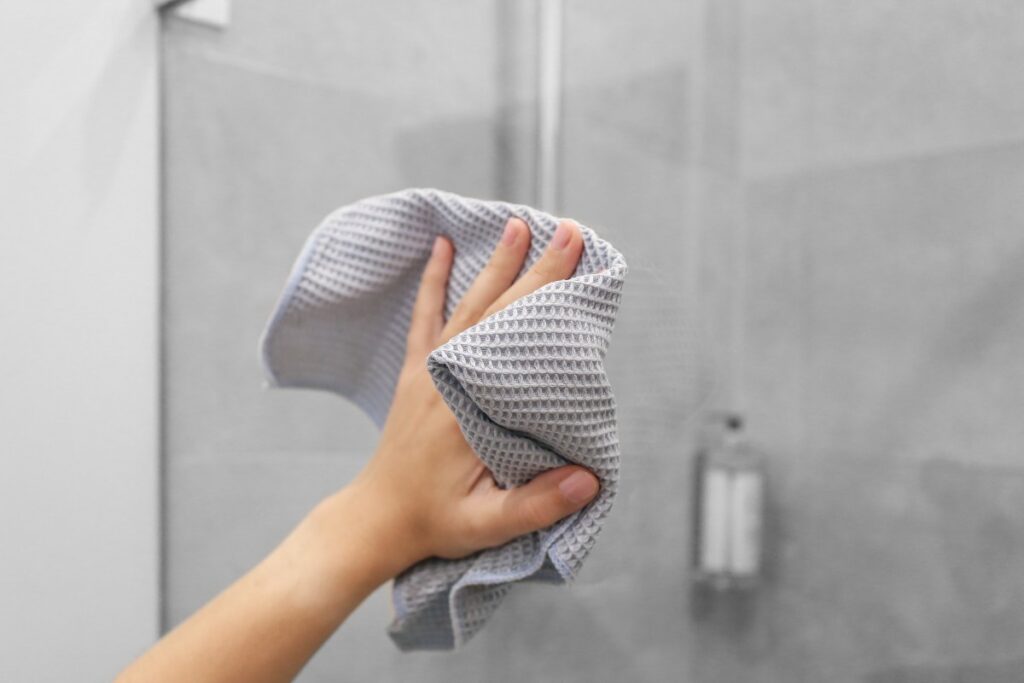 pulire i vetri della doccia
