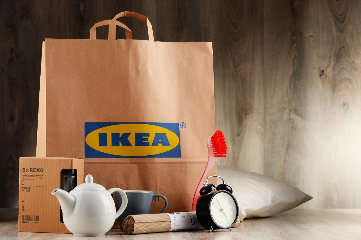 BRÄNNBOLL: la vetrina da parete IKEA