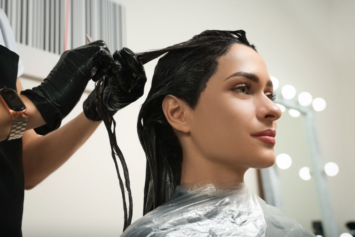 Macchie di tinta per capelli da viso e mani