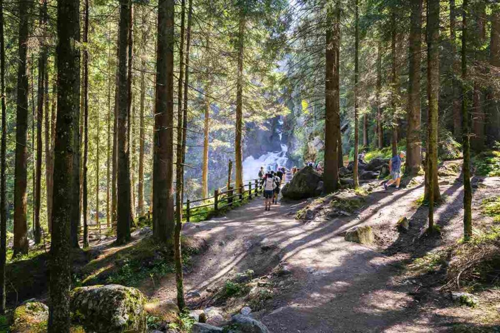 Un autunno magico tra cascate e boschi in Alto Adige: l’escursione sul Sentiero di San Francesco