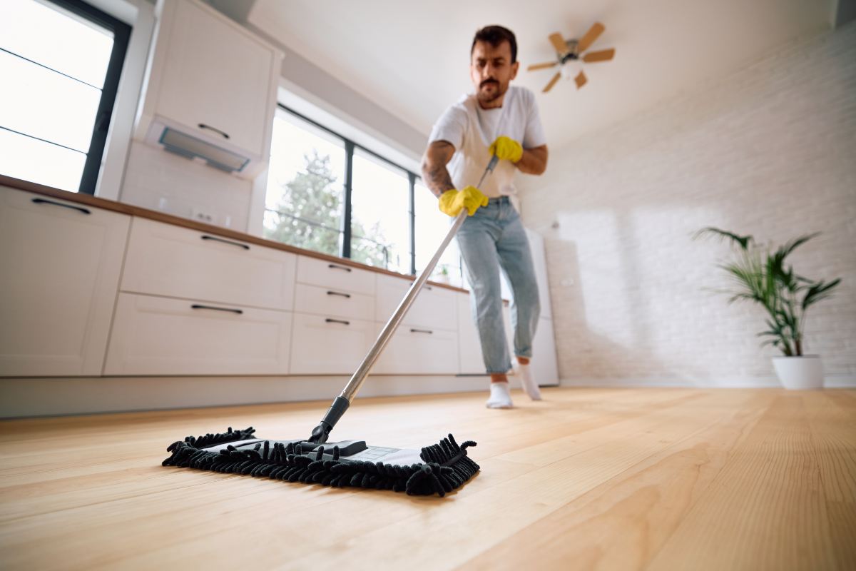 Come pulire i pavimenti in legno: scopri ogni quanto farlo per prolungarne la durata