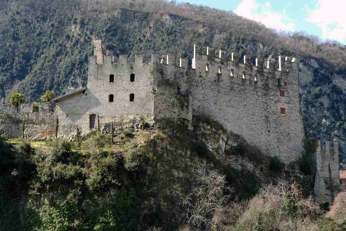 Una fortezza medievale piena di storia e di misteri: ecco il castello di Tenno, in Trentino