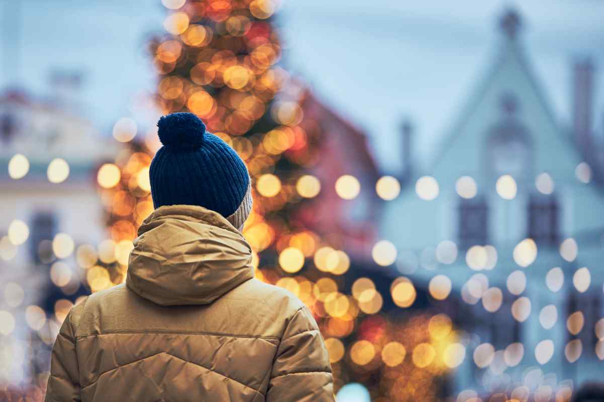 ragazzo in un mercatino di natale