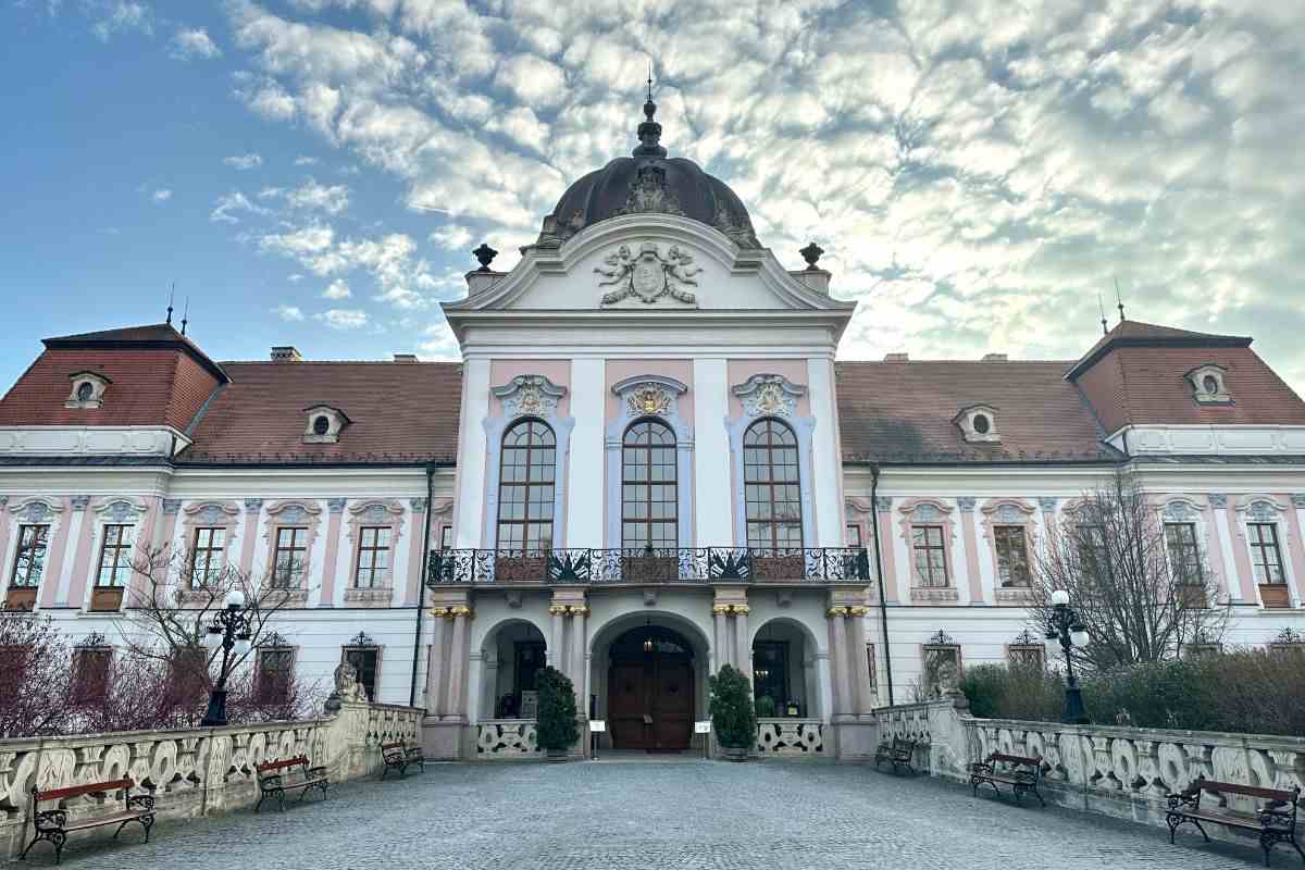 visitare il palazzo reale a Gödöllő 