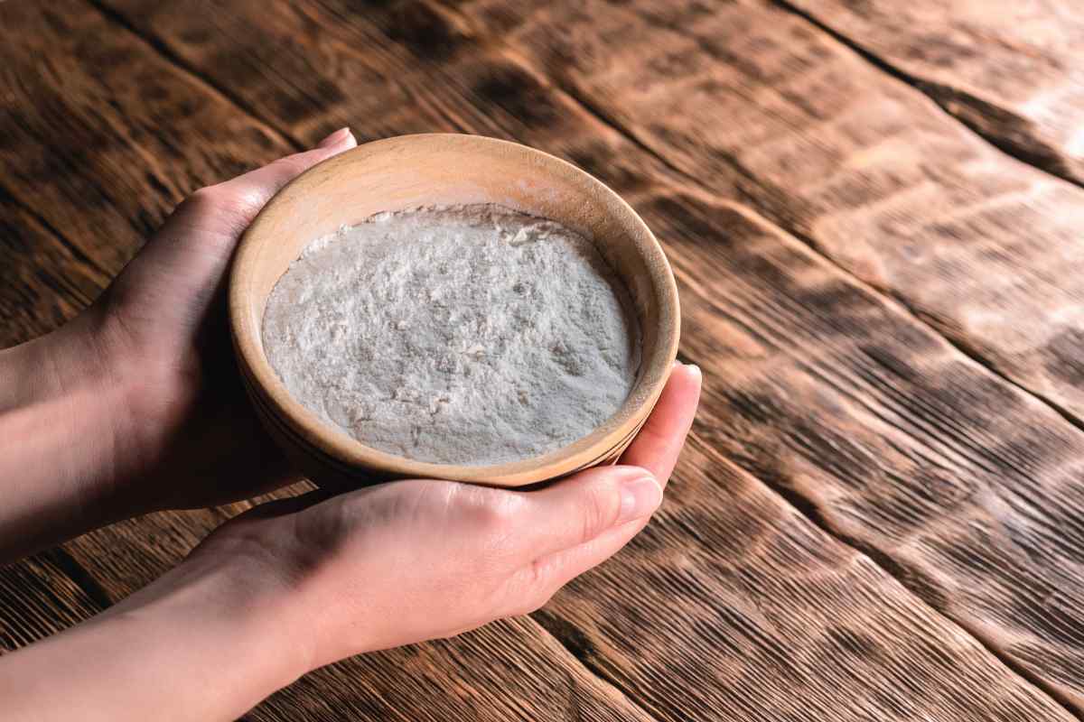 Pulire in casa con la farina scaduta: ecco i trucchi imperdibili