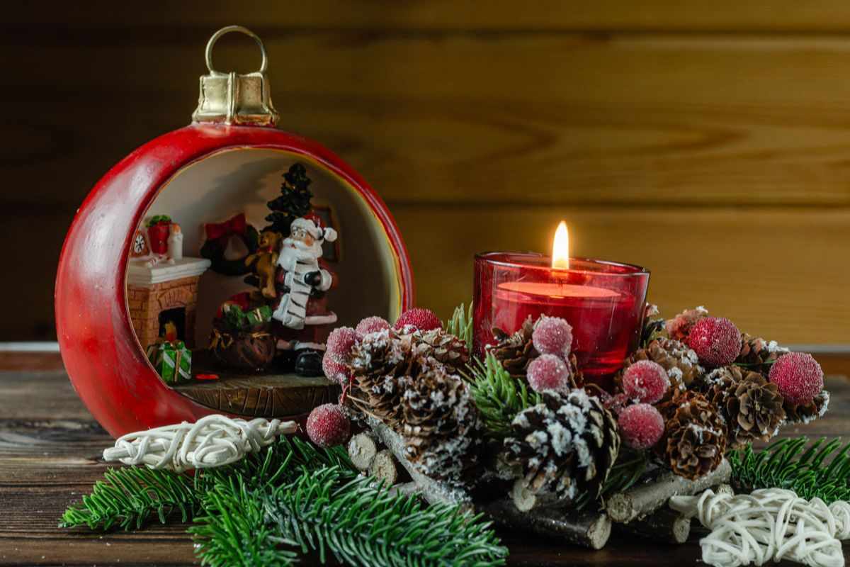 crea decorazioni con pigne e bacche per le candele