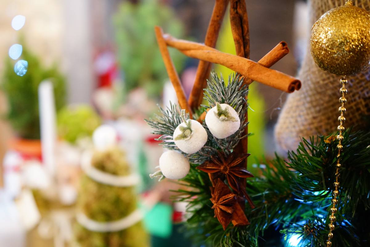 Albero di Natale con addobbi naturali