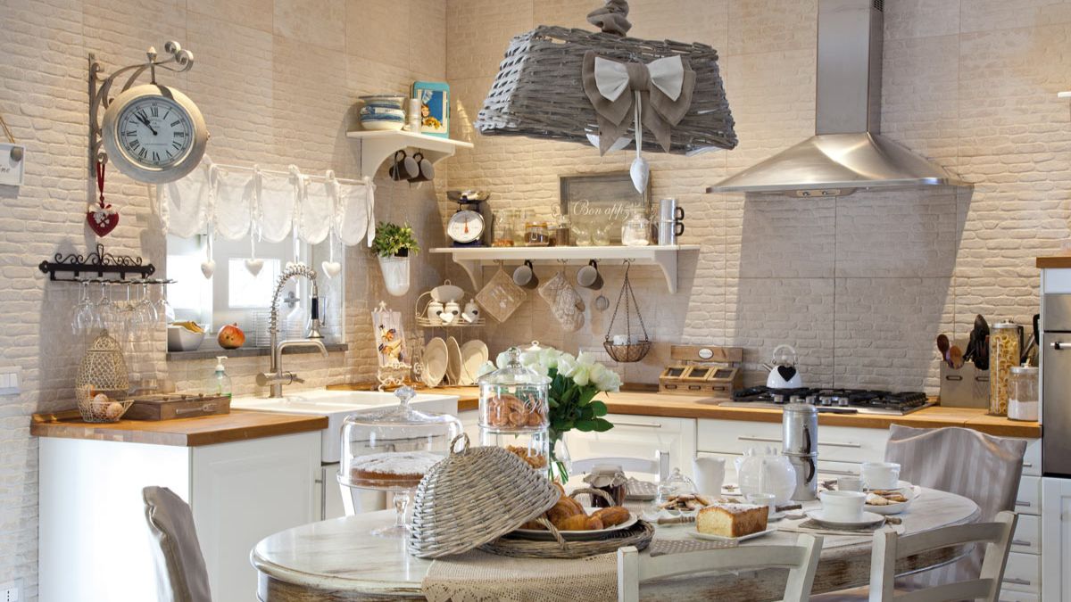 Cucina illuminata in stile shabby chic