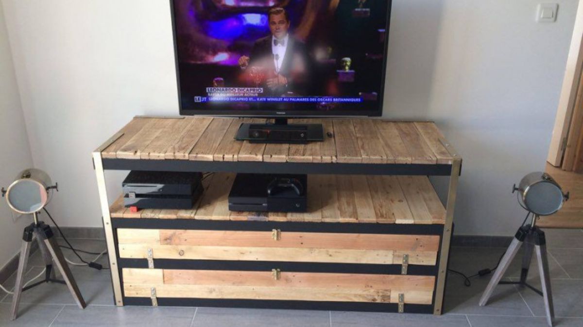 Mobile TV Restyling IKEA con i pallet