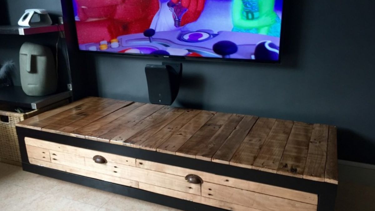 Mobile TV Restyling IKEA con i pallet