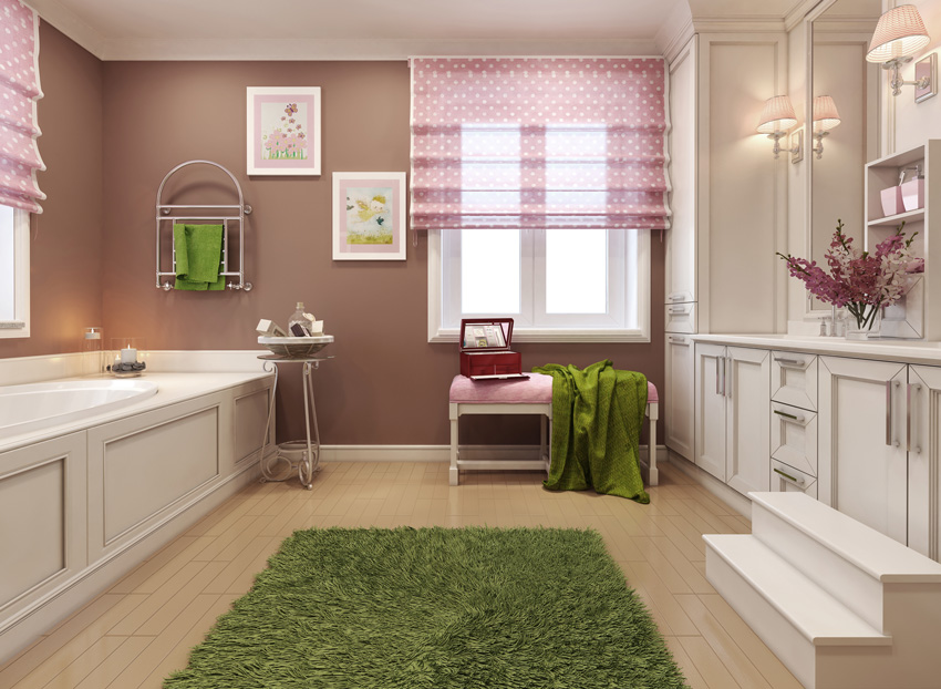 bagno moderno con tende a pacchetto rosa con pois.