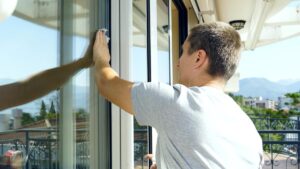 Come pulire le varie parti di un balcone con metodi fai da te