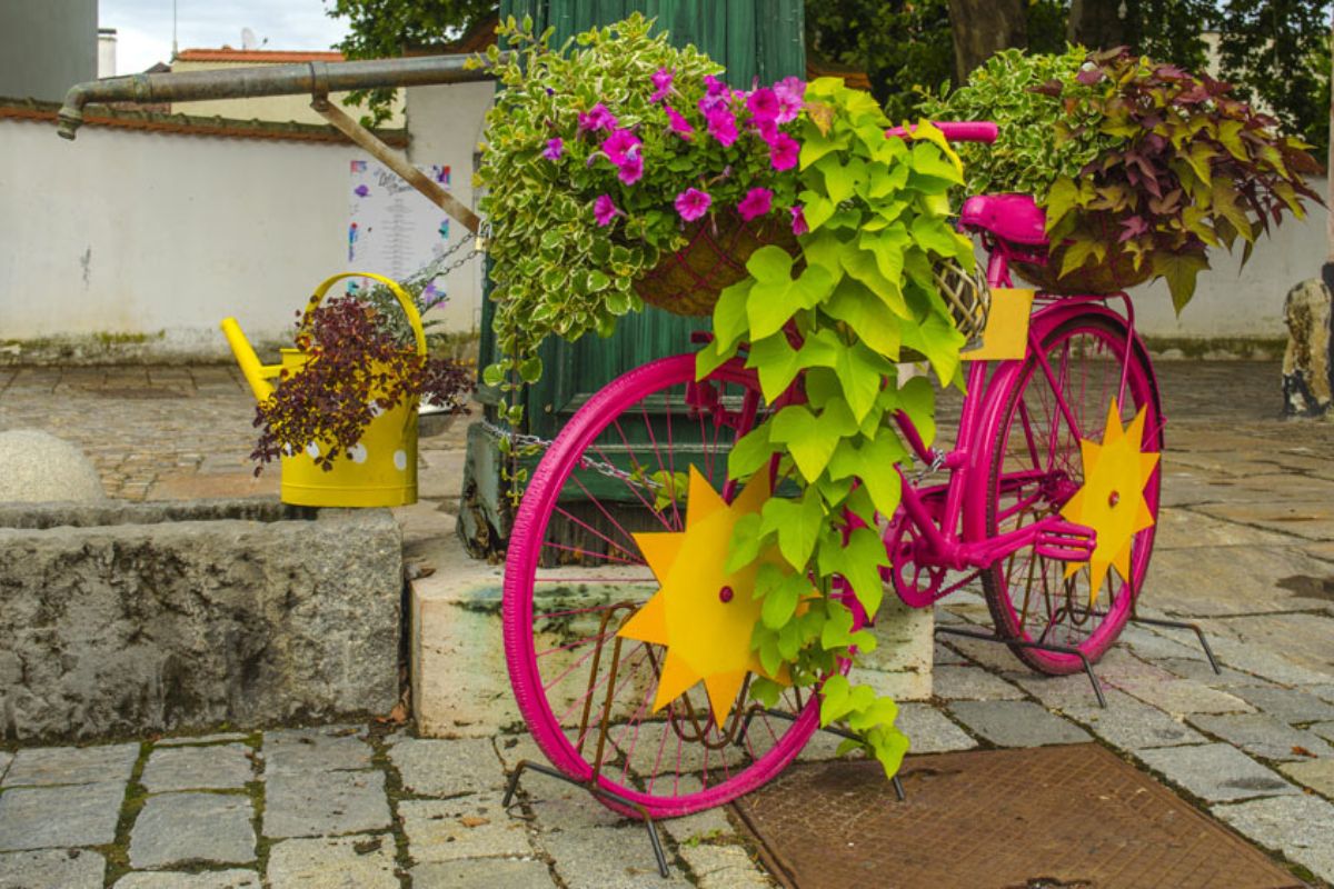 Bicicletta colorata riciclata con fiori