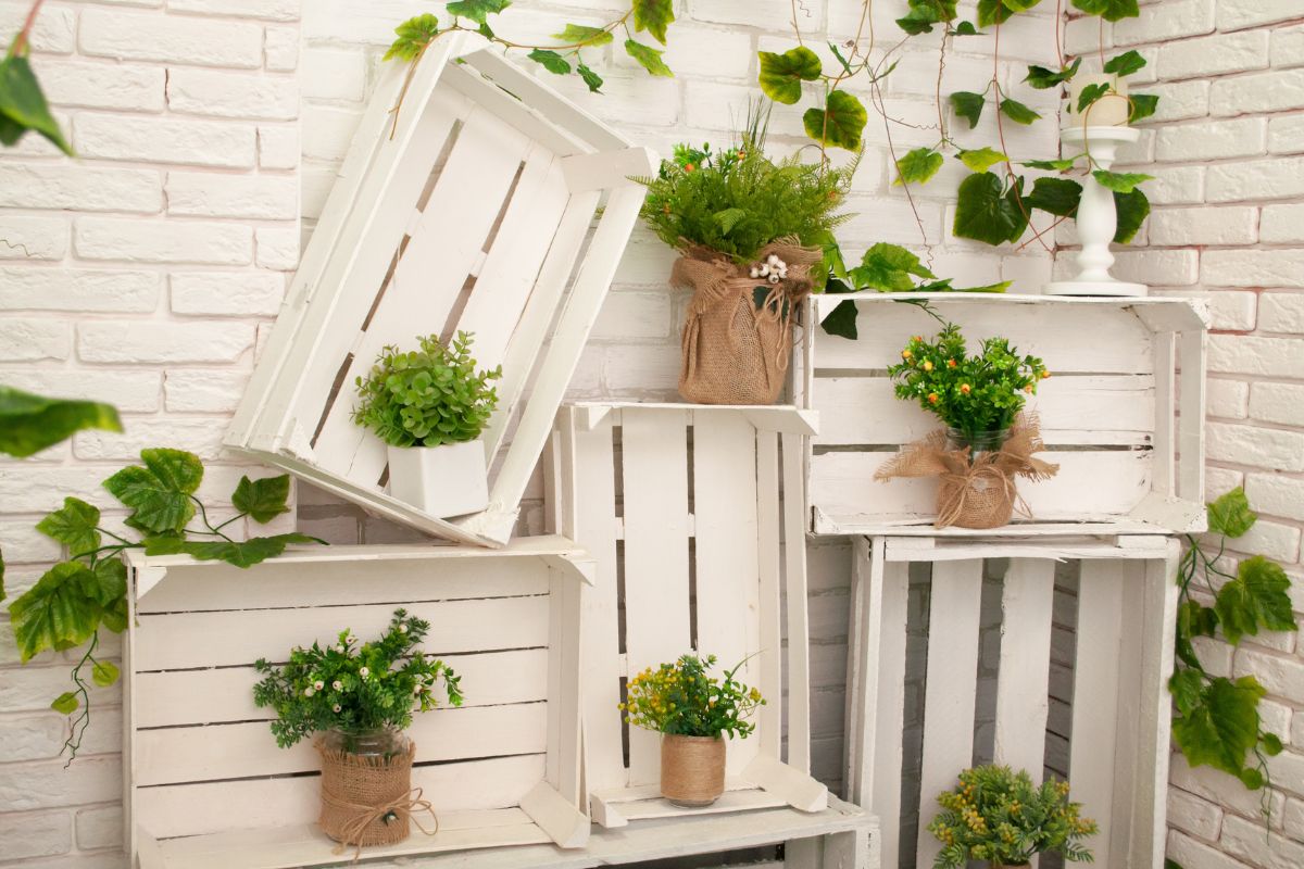 Cassette di legno in balcone e giardino